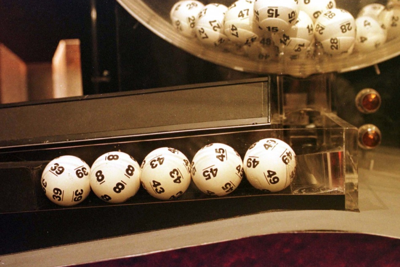 Американец получит от лотерейного выигрыша в $1,3 млрд только треть