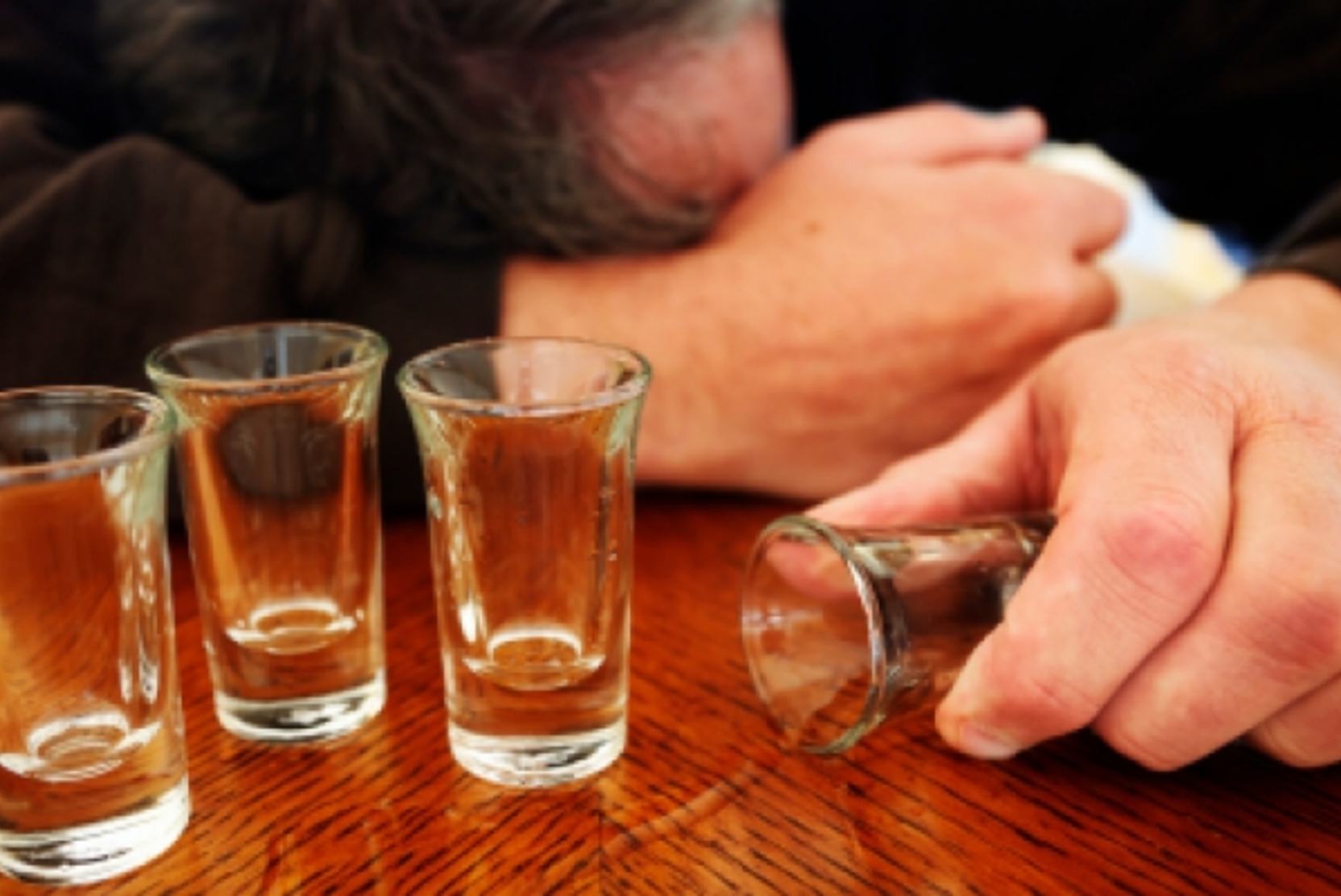 Эксперт рассказала, когда можно простить пьянство на «удалёнке»