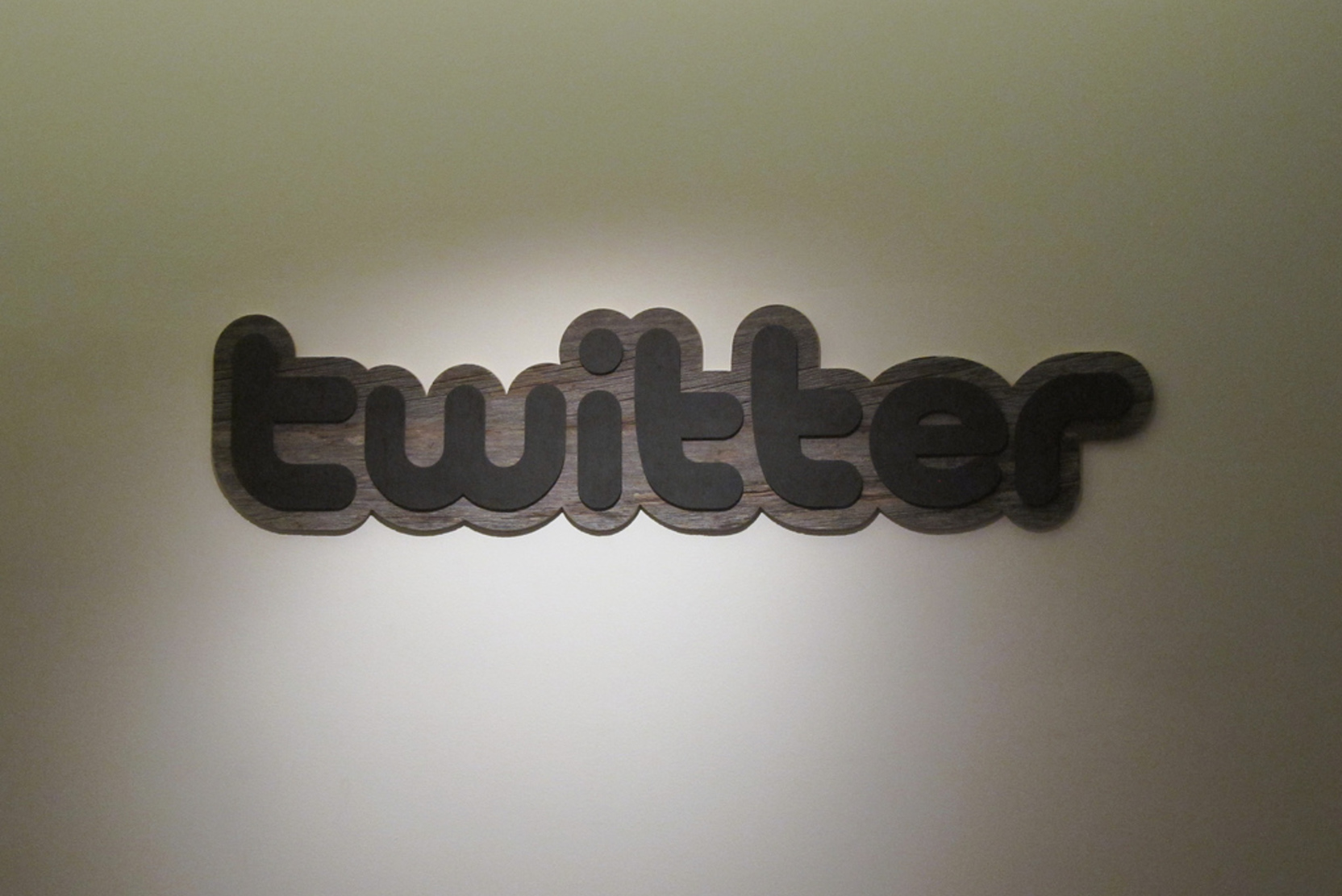 СМИ: С Twitter требуют 14 миллионов долларов из-за неоплаченных счетов