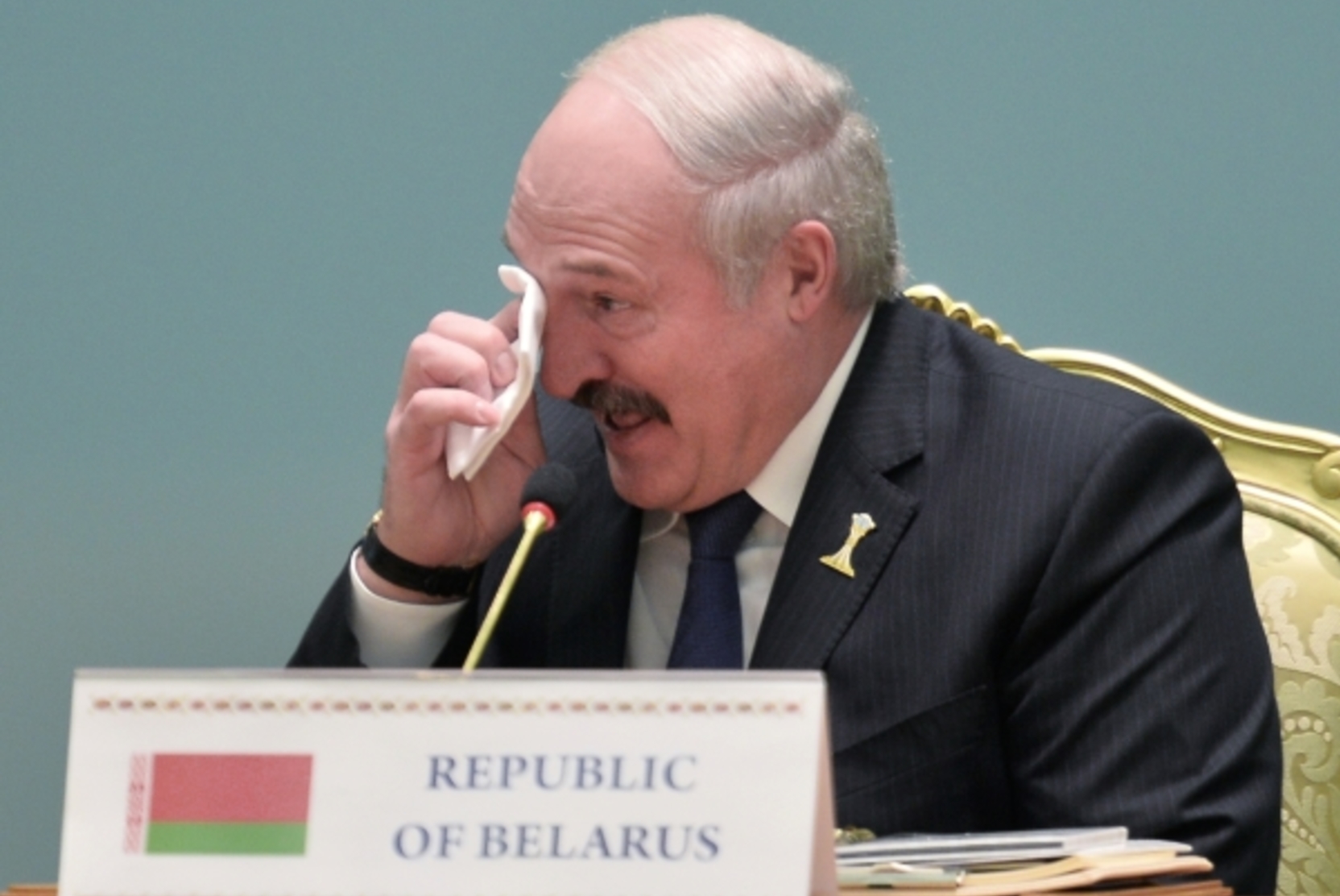 Лукашенко пожаловался по «поставленную раком» Белоруссию