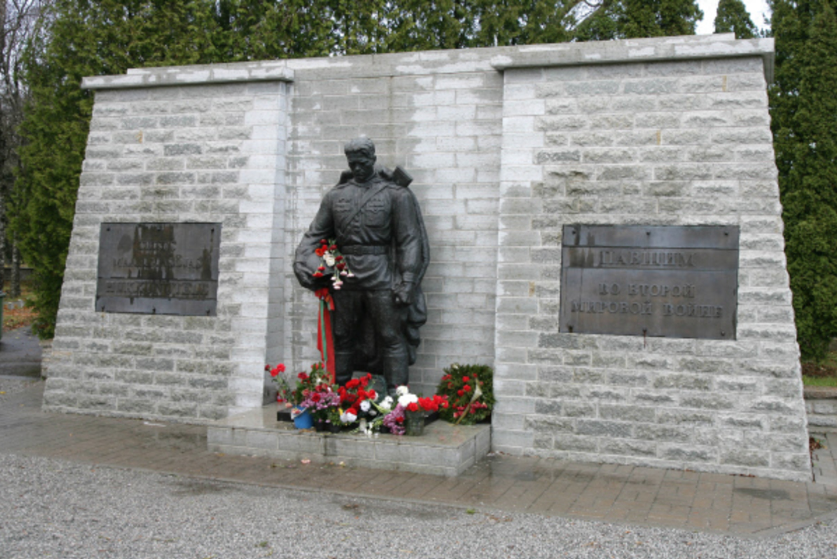 Посол РФ в Эстонии посетил мемориал Бронзовый солдат в Таллине