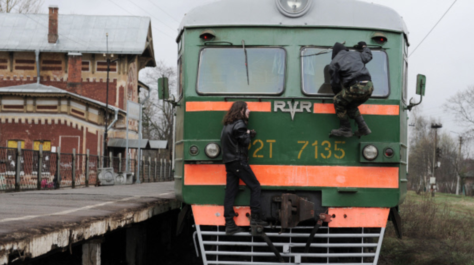 В Подмосковье под колесами поезда погибла пенсионерка