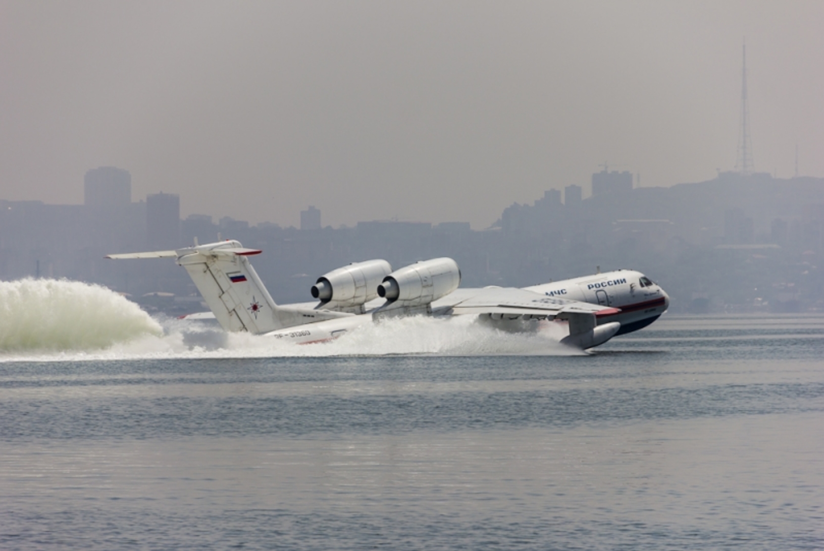 Бе 200 википедия. Бе-200 гидросамолёт. Самолет-амфибия бе-200. Самолёт-амфибия бе-200чс. Альбатрос самолет амфибия.