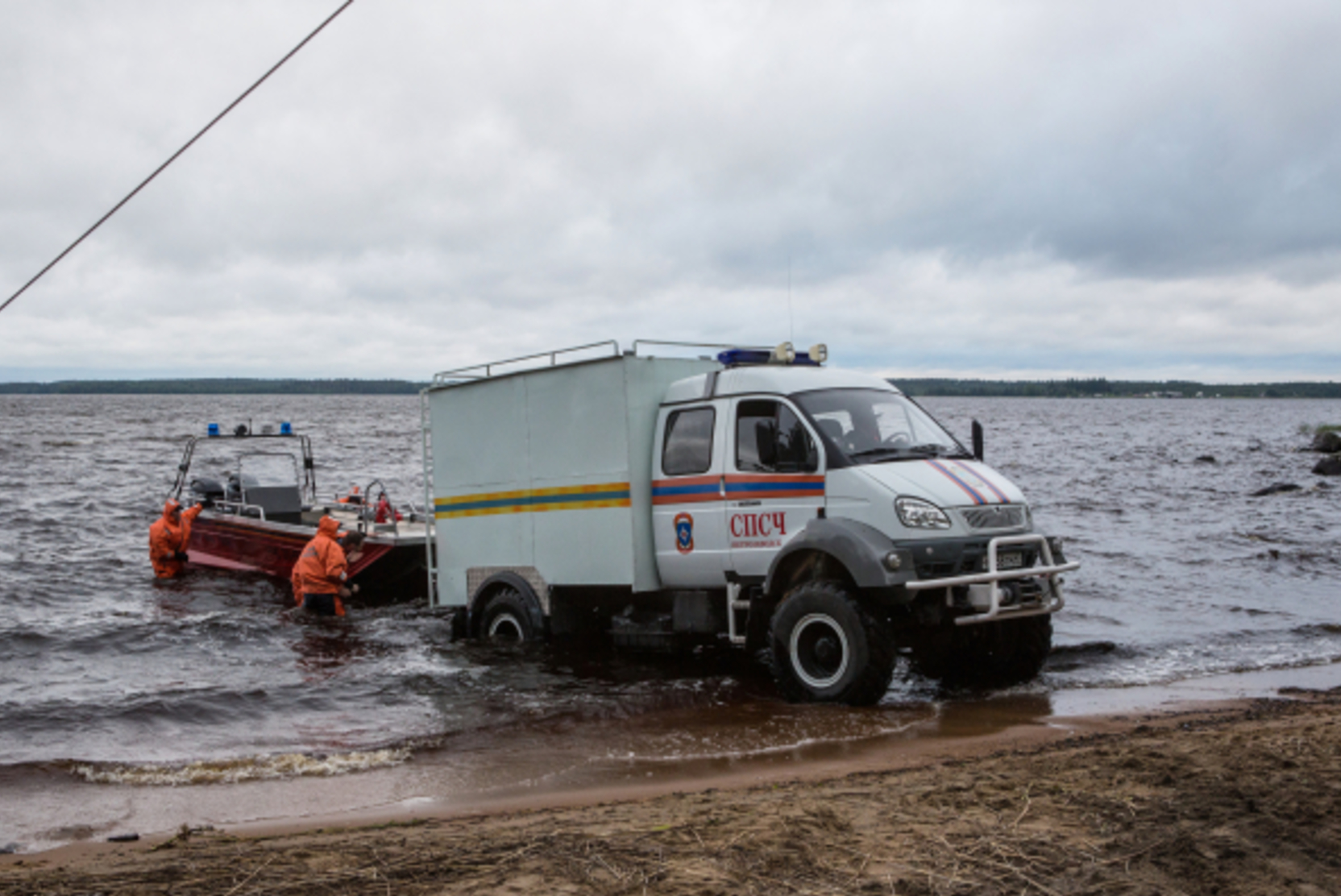 Один пассажир катера в Мурманской области погиб, трое пропали 