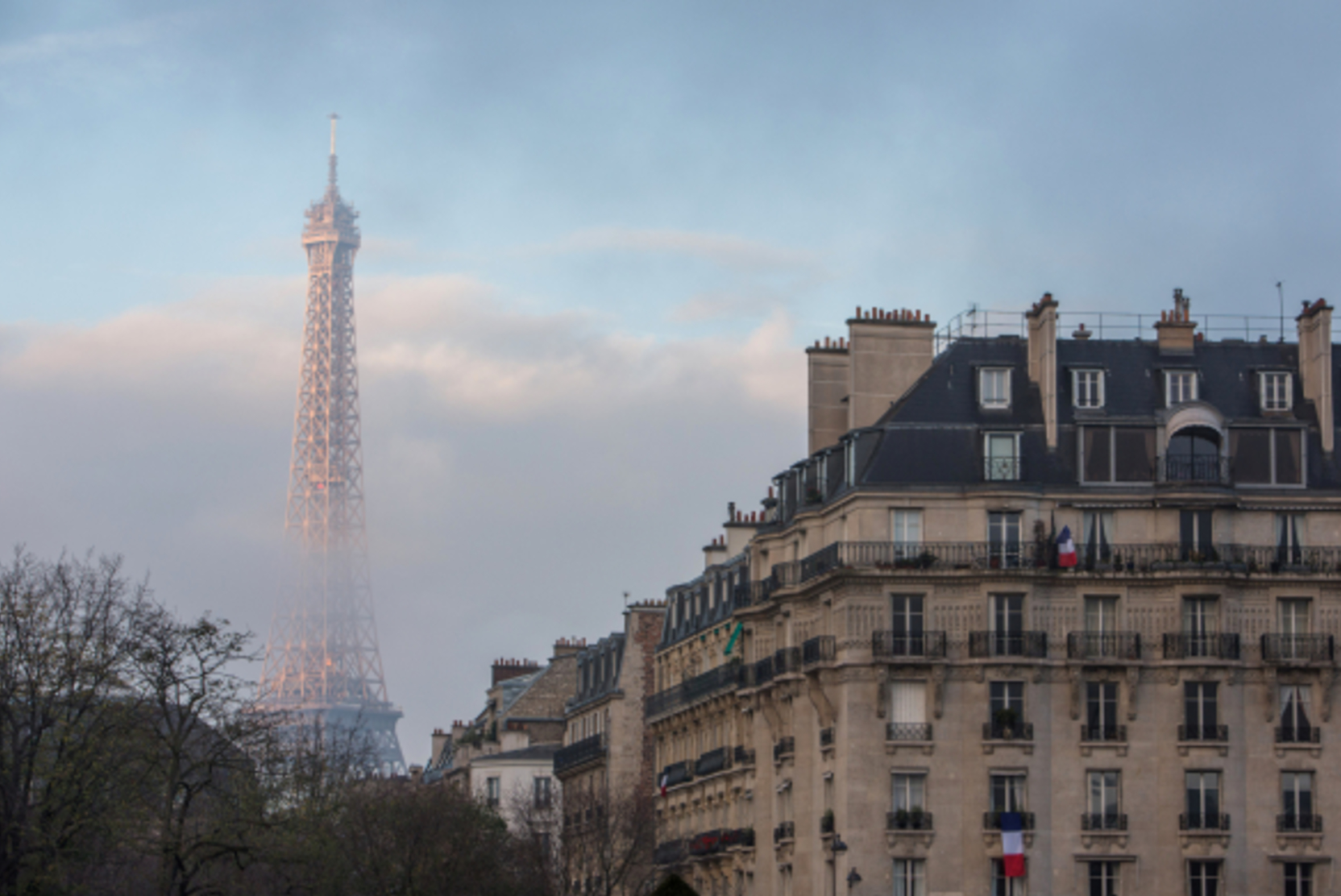 Французский сенатор предложил заселить пустующие парижские квартиры бездомными