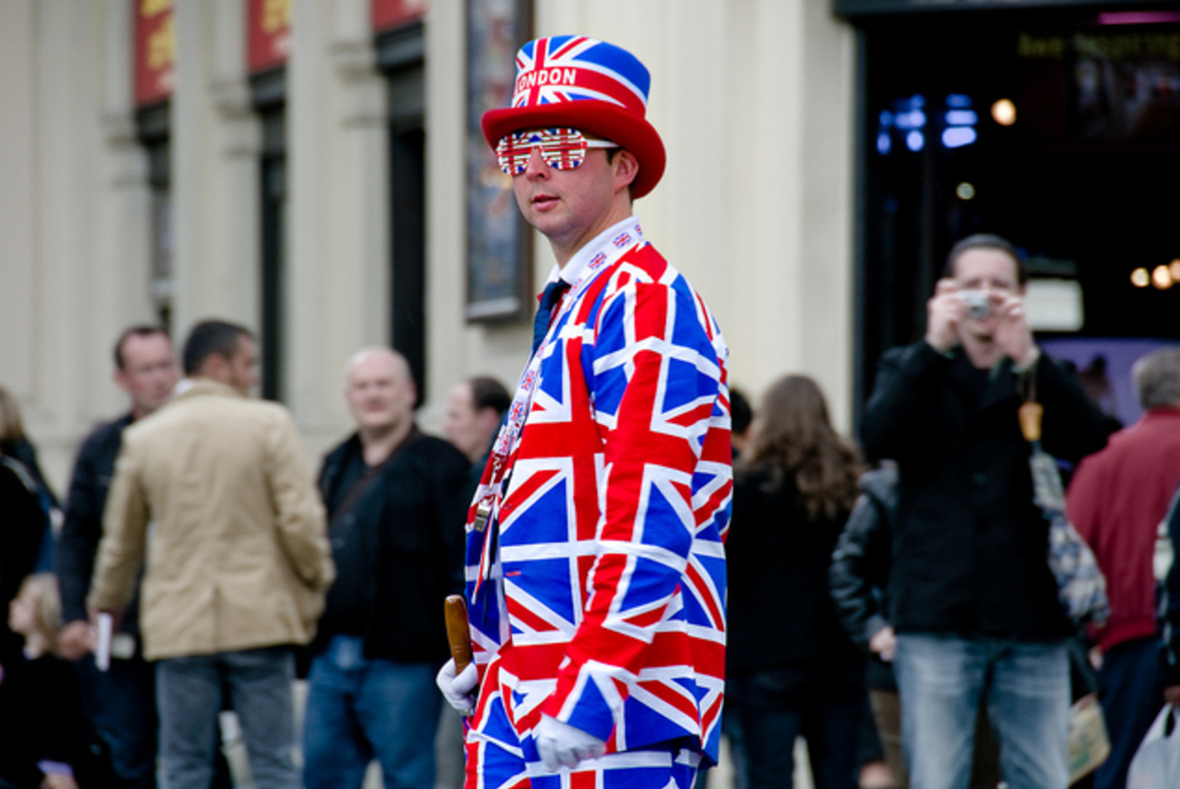 Англичанин живет в красном. Англия люди. Жители Лондона. Британцы люди. Люди из Великобритании.