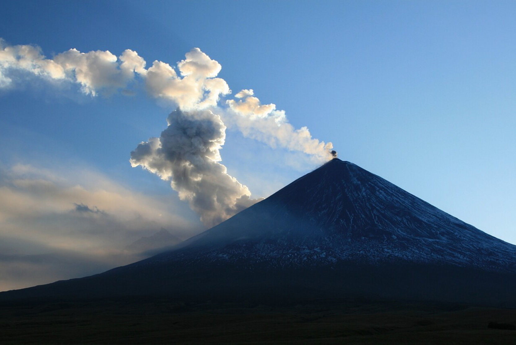 Вулкан Камерун выше вулкана Ключевская сопка
