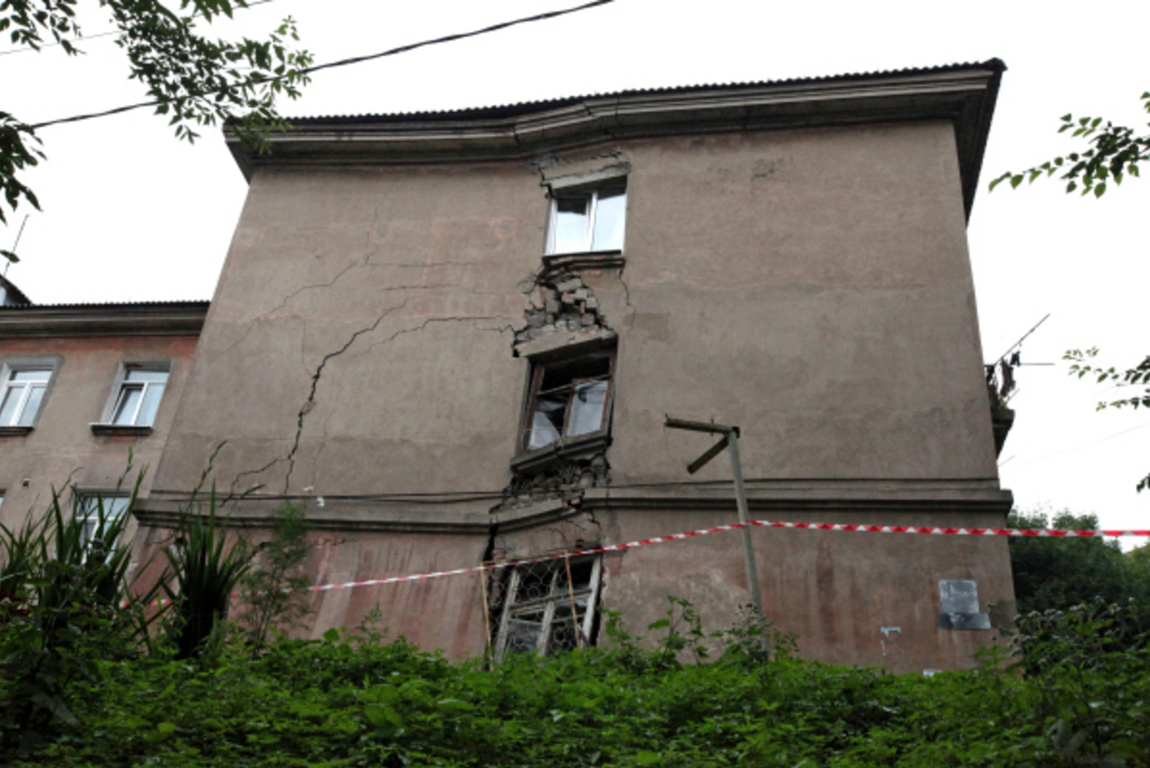 Около полумиллиона россиян живут в аварийных домах 