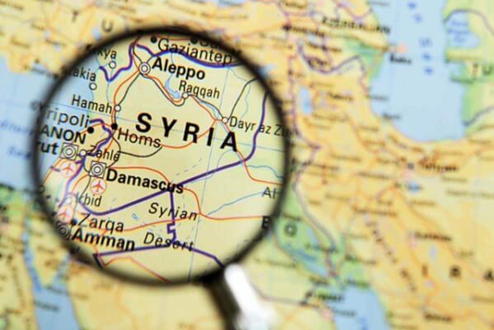 В Сирии неизвестные самолеты обстреляли группу въехавших из Ирака грузовиков