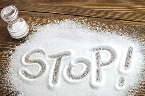 Диетолог посчитала недостаточным снижение потребления соли в два раза