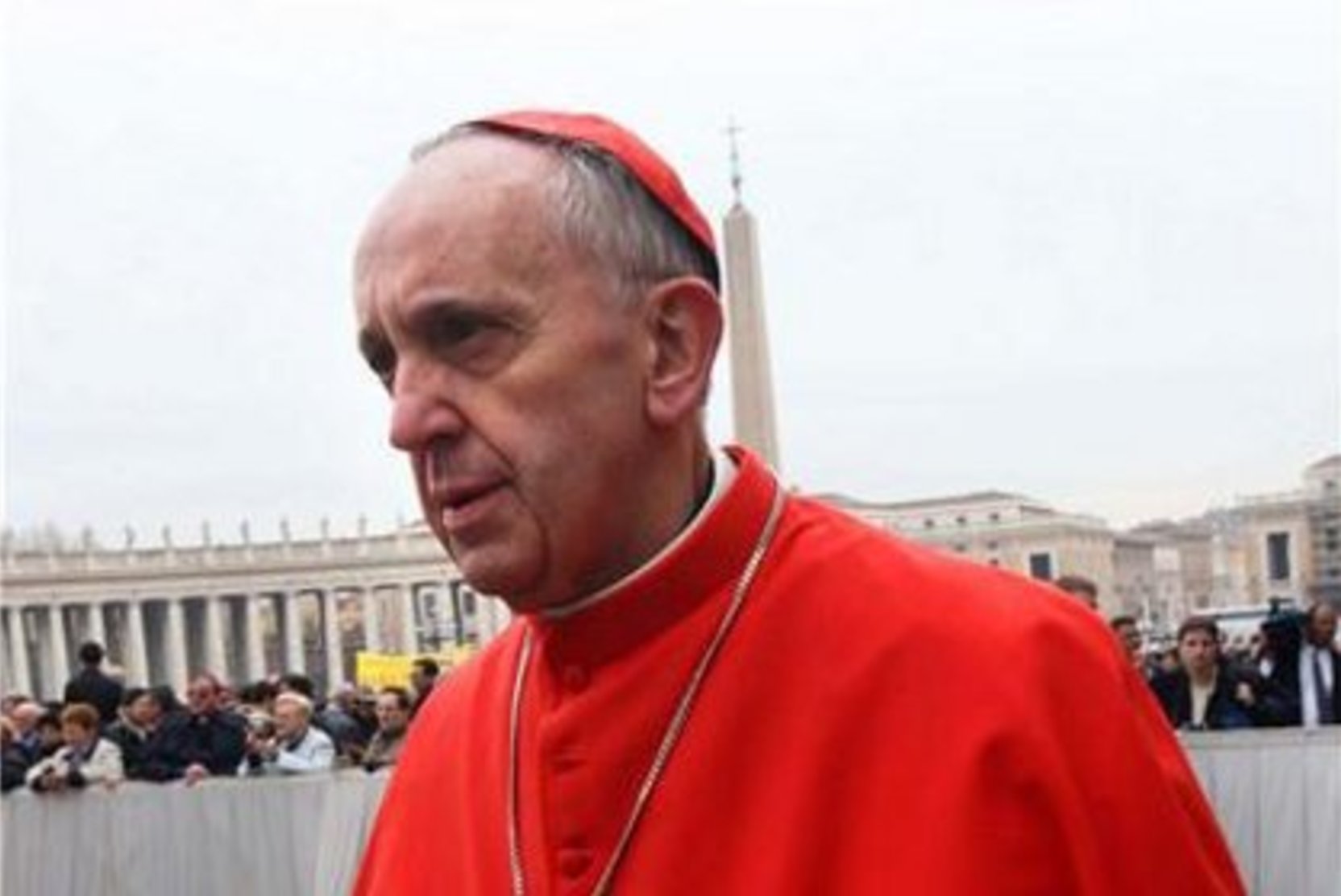 Папа римский ударил женщину по руке во время новогоднего праздника