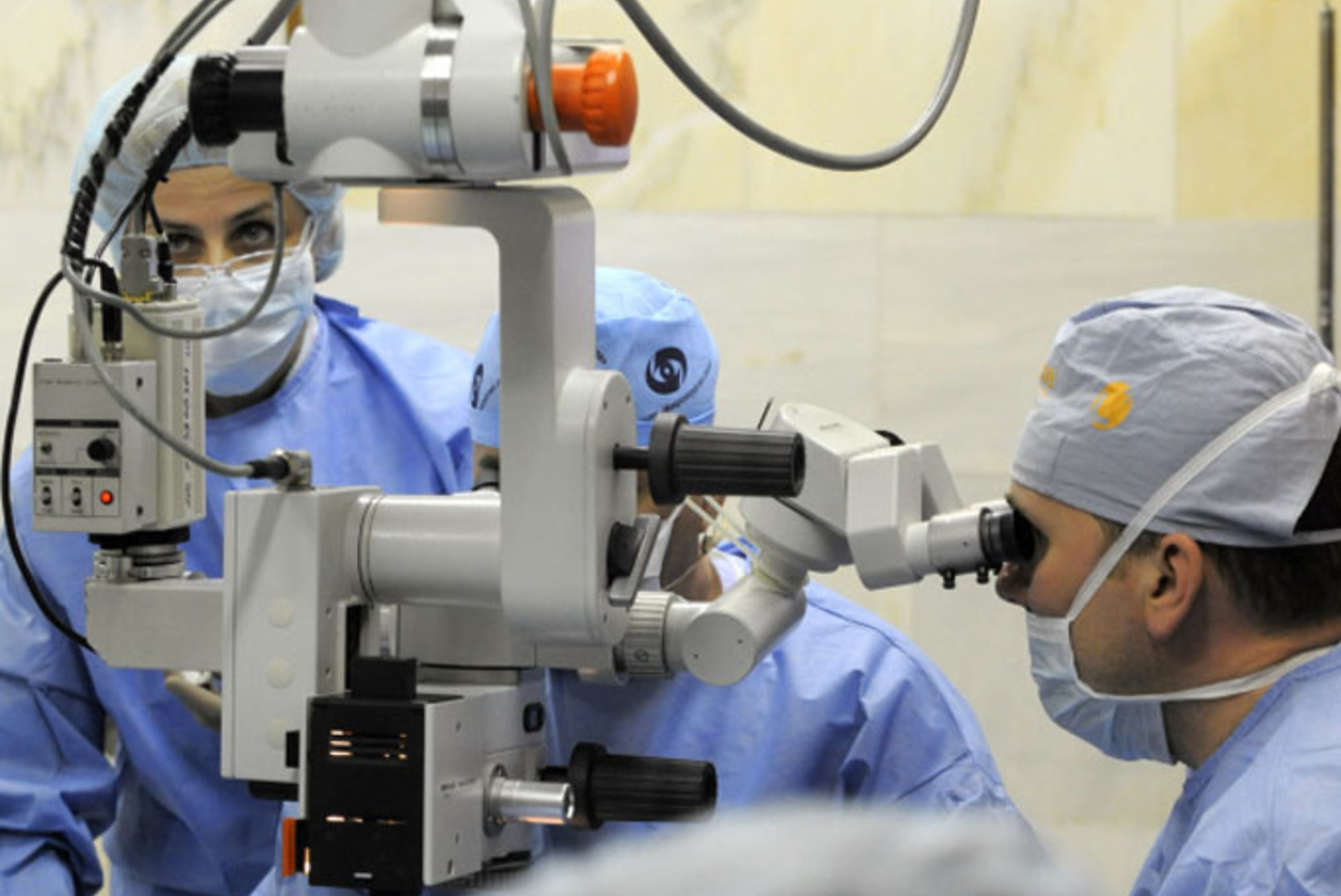 Новгород операция катаракта. Лазерная дисцизия вторичной катаракты. Микрохирургические операции. Аппарат для операции на глазах. Офтальмологическая Операционная.