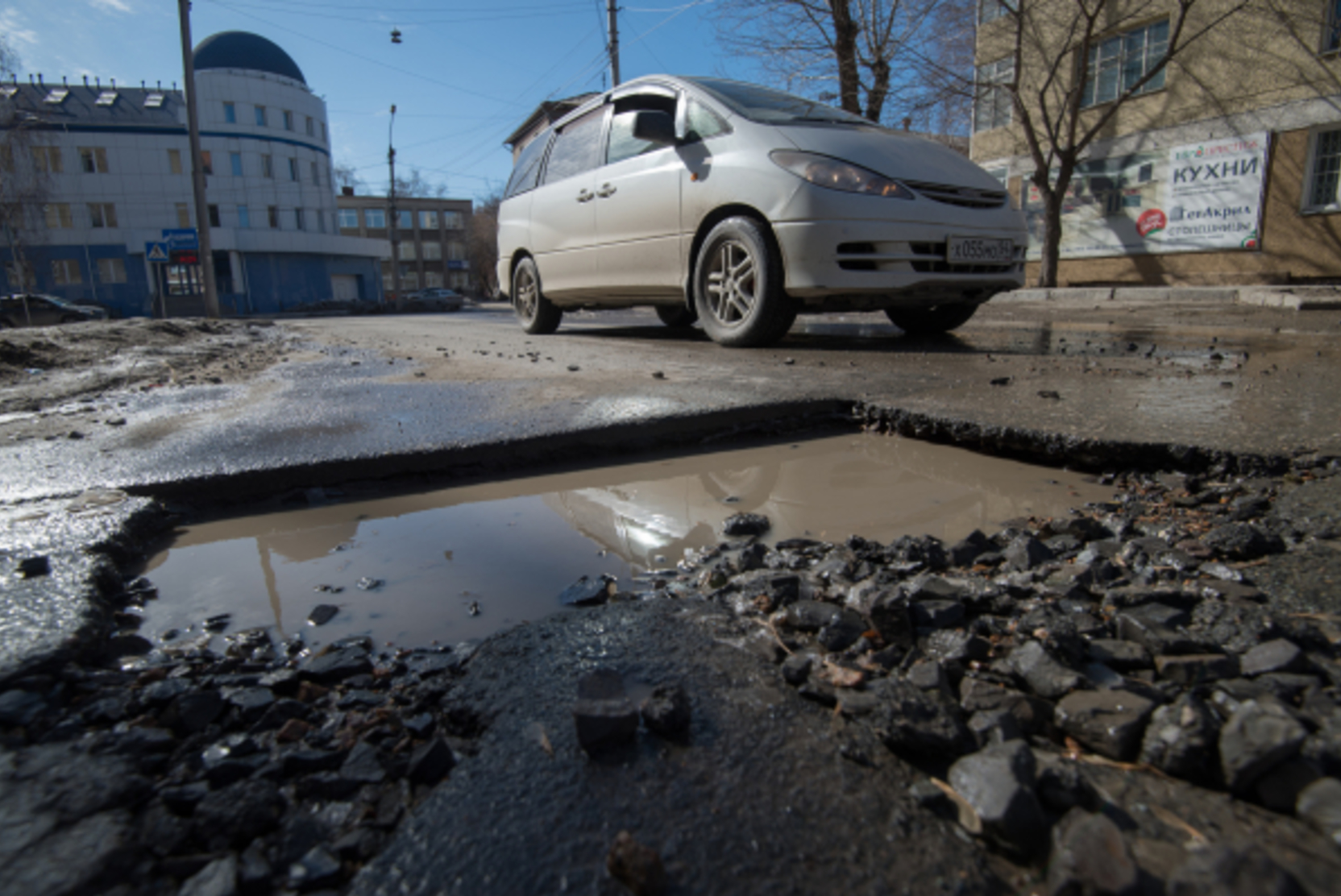 Россиян предупредили о новых смертях в дорожных ямах с кипятком
