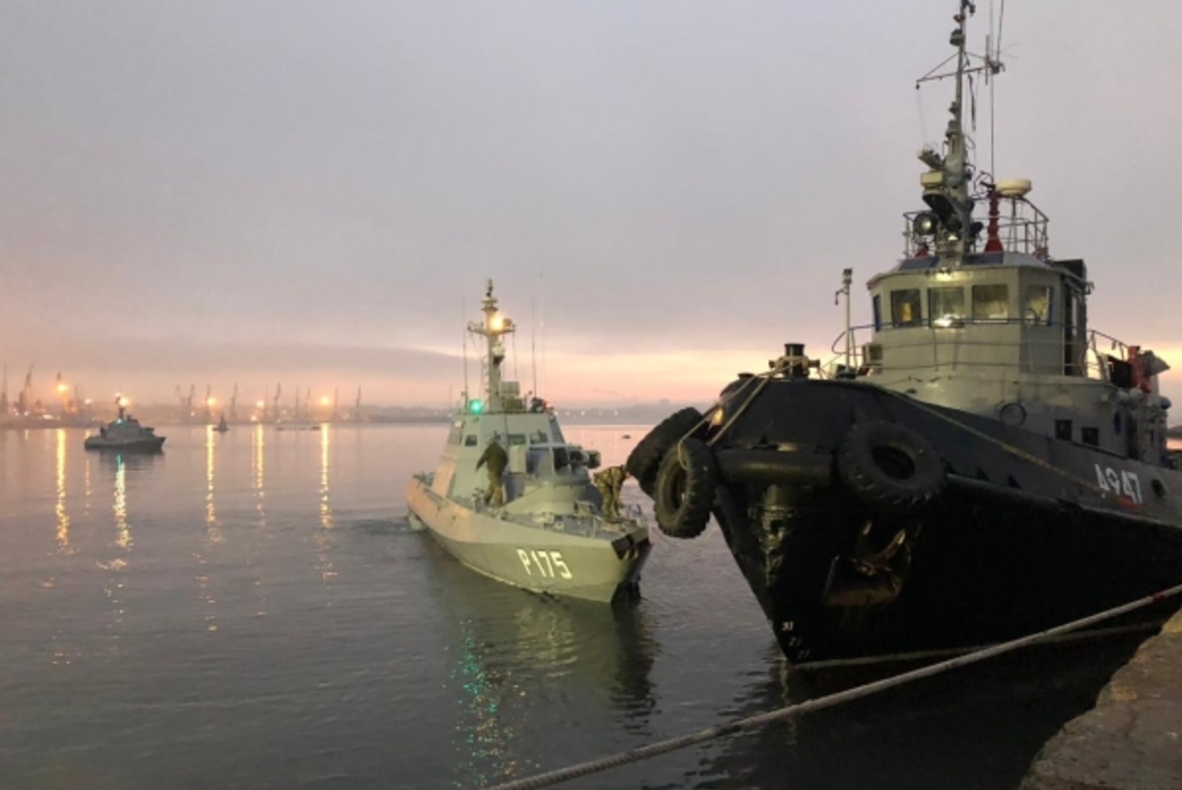 Корабль ВМС Украины, двигавшийся к Керчи, развернулся