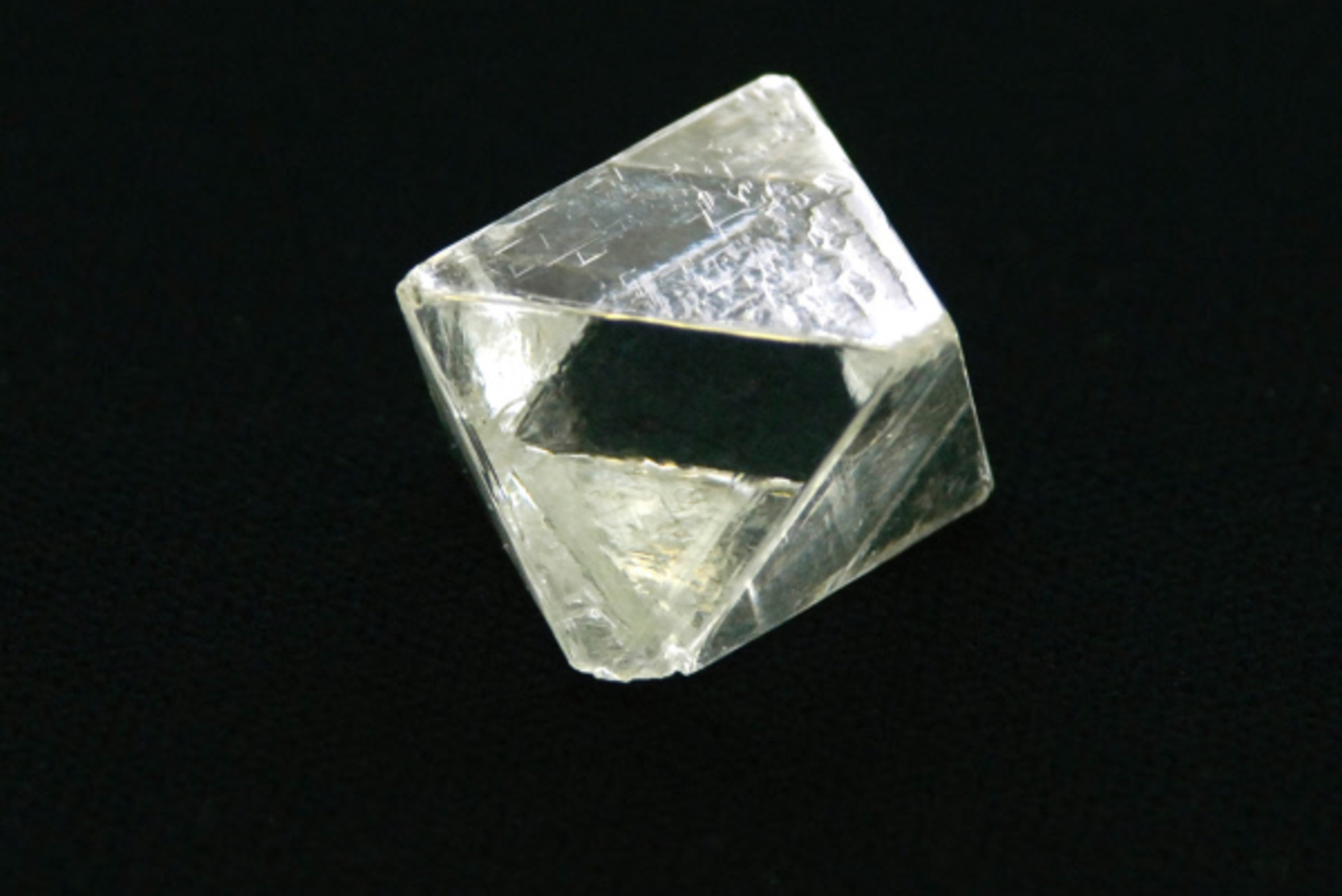 Евросоюз исключил из запрета на импорт алмазов личные украшения