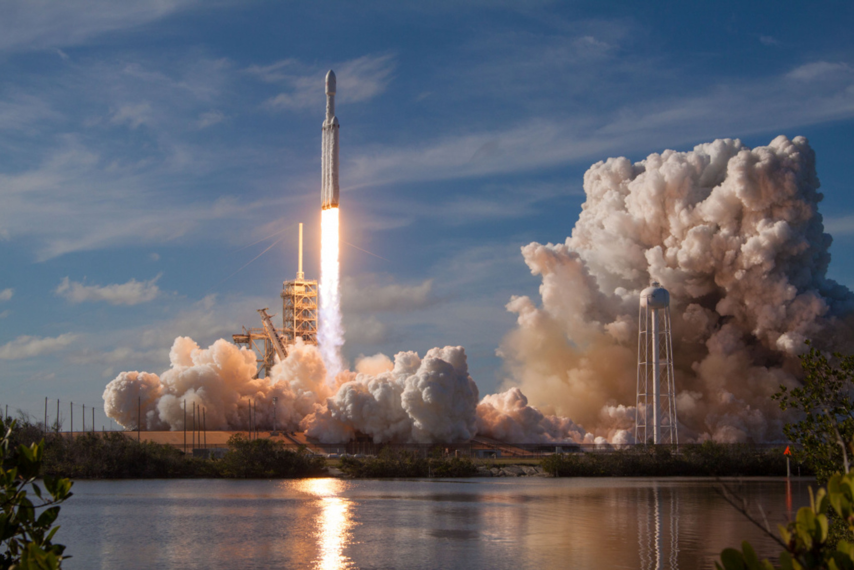 SpaceX запустил ракету Falcon 9 со спутником связи