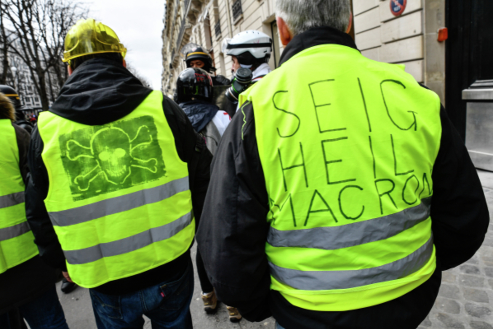 Полиция Парижа применила слезоточивый газ на акции желтых жилетов