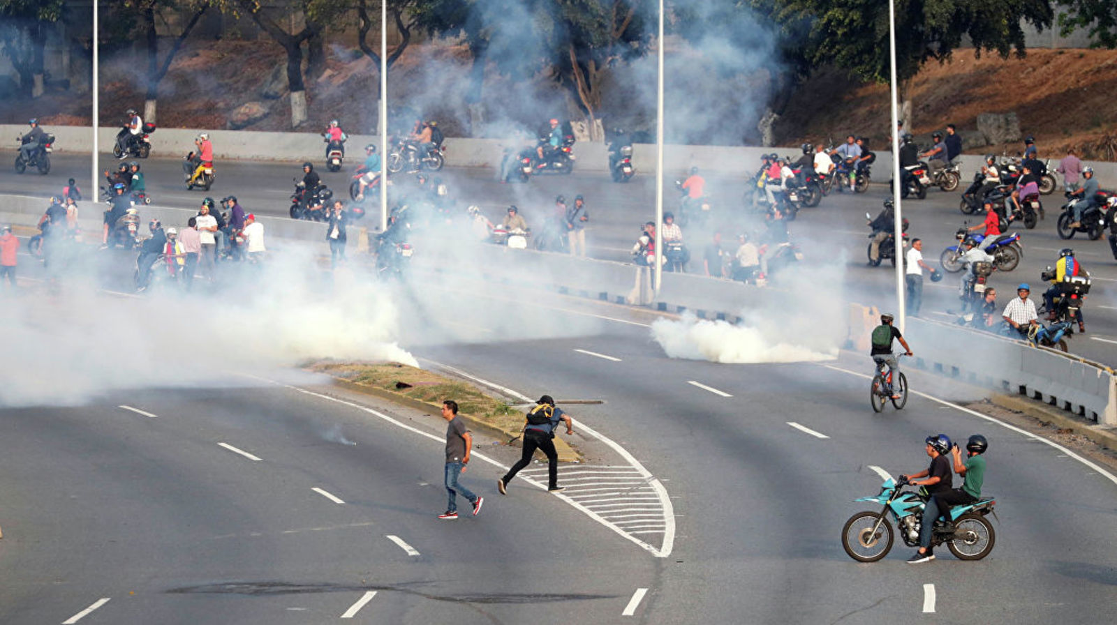 В Венесуэле начались стычки демонстрантов с нацгвардией. Видео