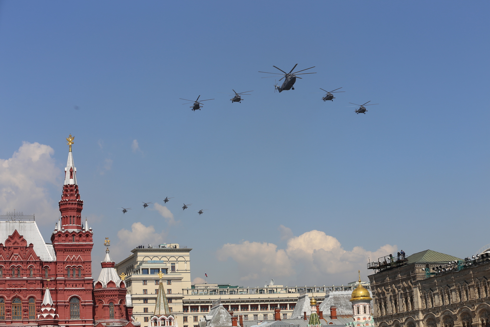 В Кремле назвали преждевременными сообщения об отмене воздушной части парада 9 мая