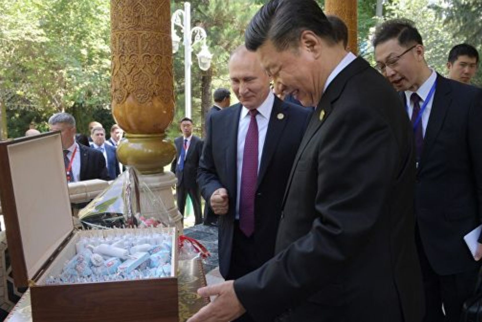 Путин отметил рост продаж мороженого в Китае после угощения им Си Цзиньпина