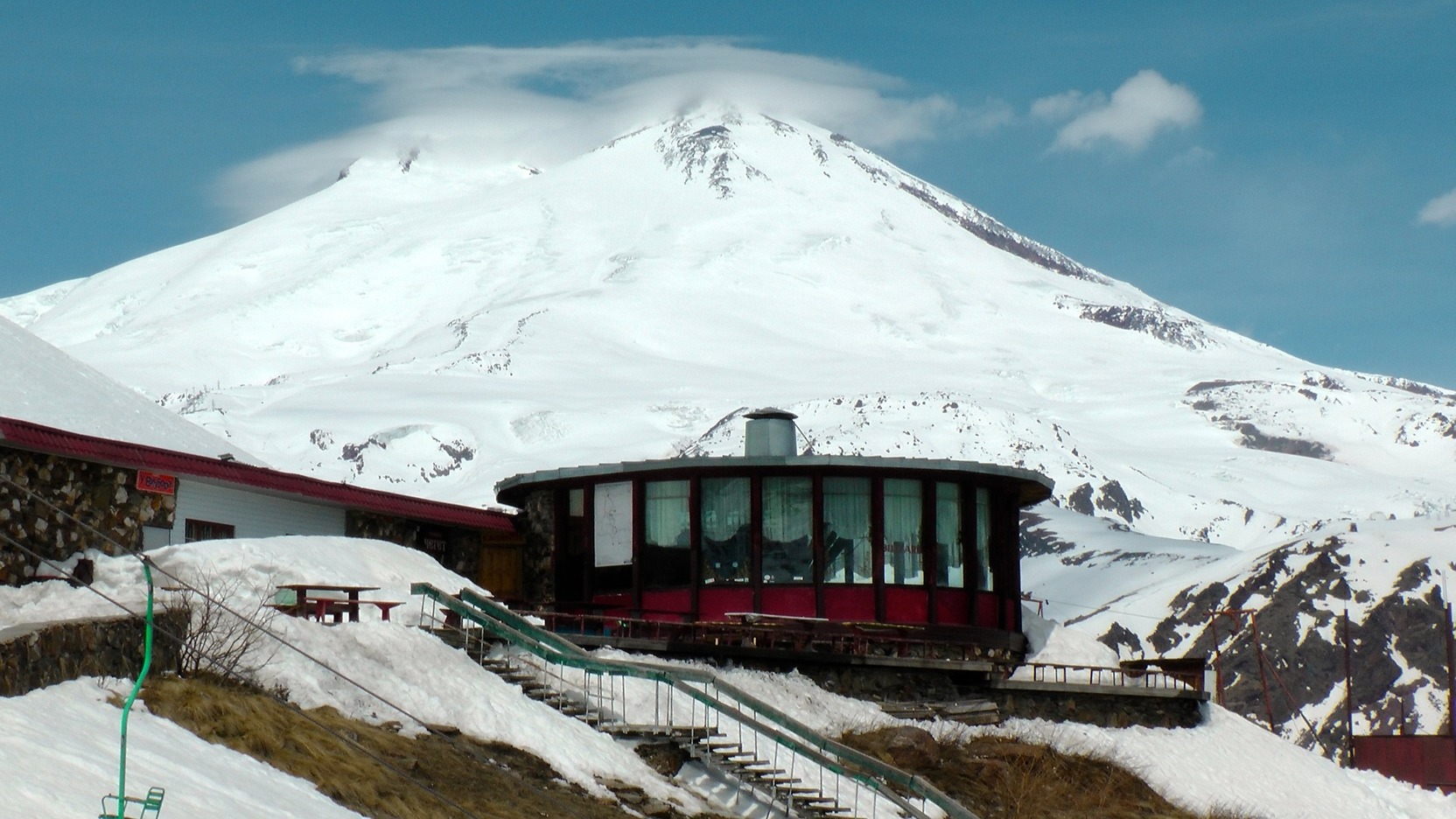 Травмированного альпиниста эвакуировали с высоты почти 4 тыс. метров на Эльбрусе