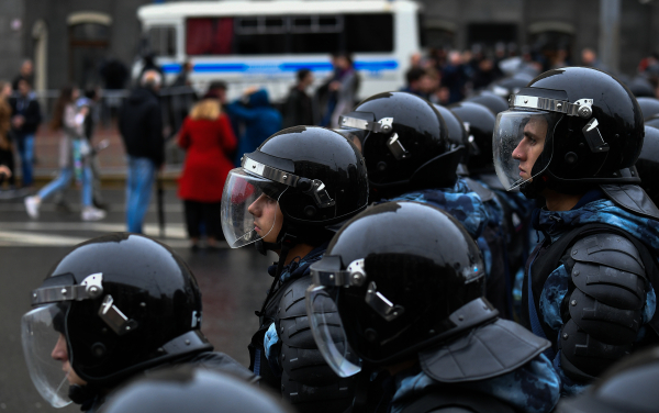 «Следить за соблюдением закона должна полиция, а не вооруженные банды». Делягин о росте числа силовиков в РФ