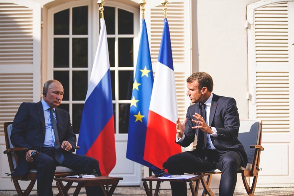 Во Франции проверят информацию СМИ о беседе Путина и Макрона