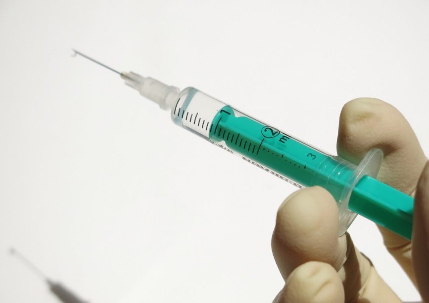 СМИ: Во Франции вместо вакцины Pfizer пациентам вкололи физраствор