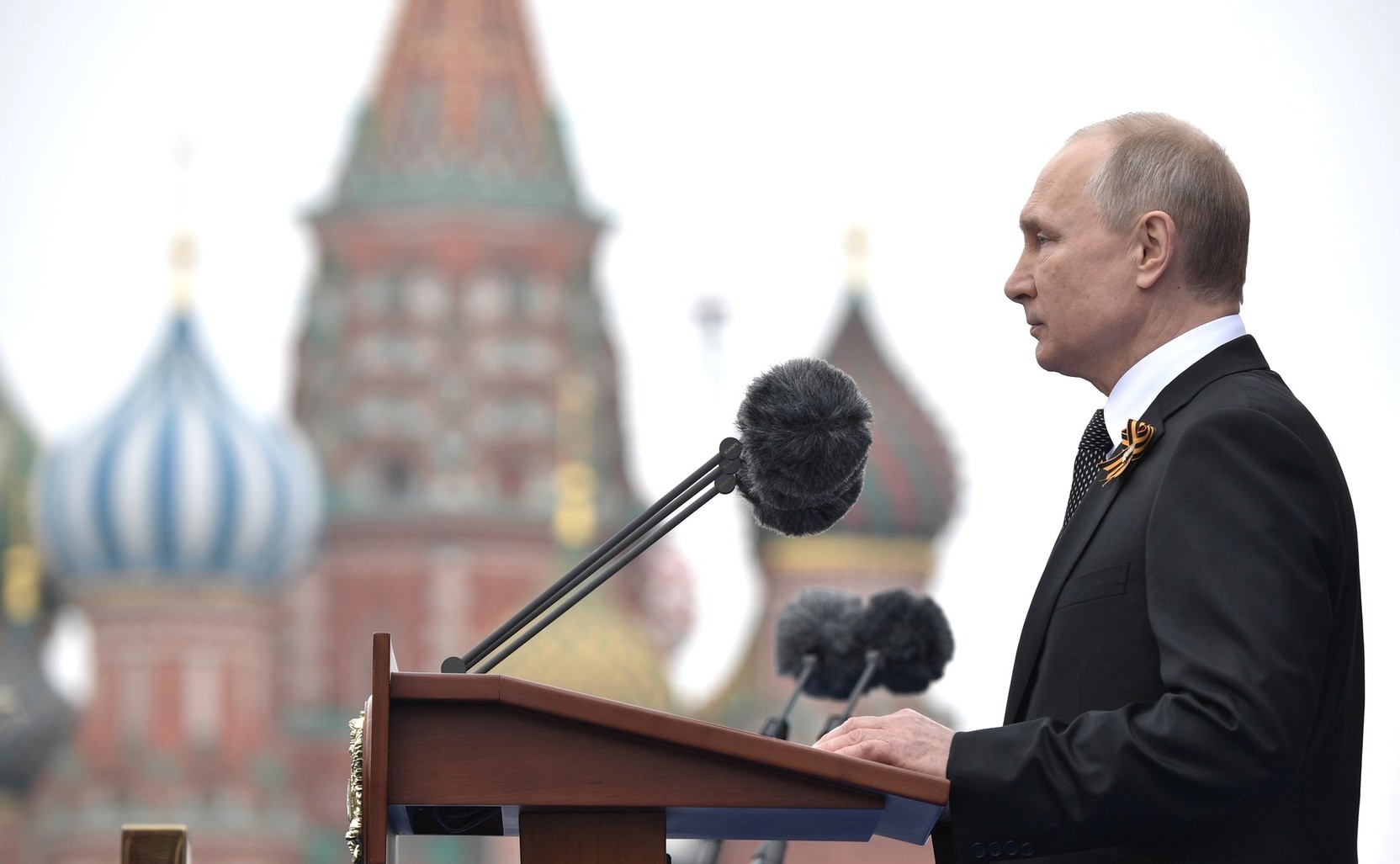 Путина озаботили Instagram-«телочками» на Парадах Победы