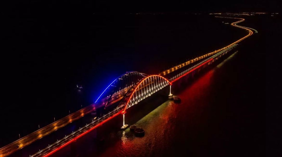 На Крымском мосту опробовали подсветку-триколор 