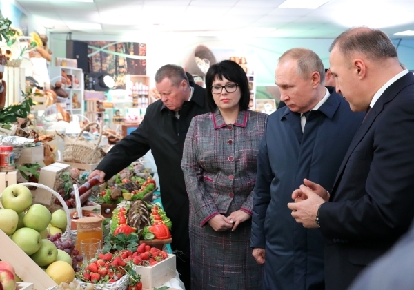 Путин пошутил над полпредом Устиновым из-за палки колбасы