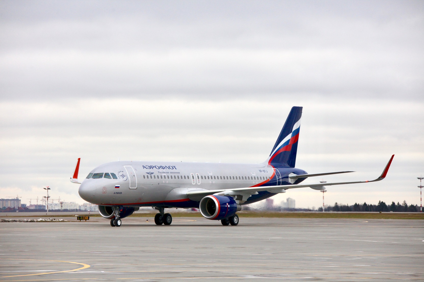 Самолет Москва - Орск развернули в небе в сторону Тольятти