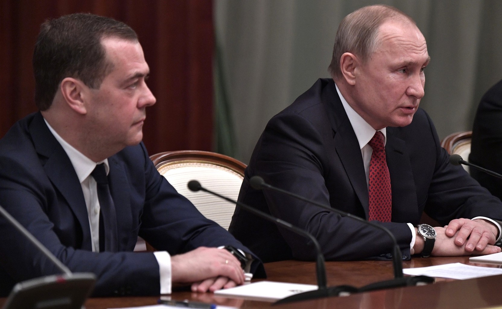 Путин официально уволил Медведева и его правительство