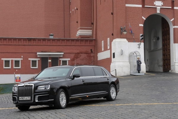Песков рассказал, на каких автомобилях передвигается Путин в командировках