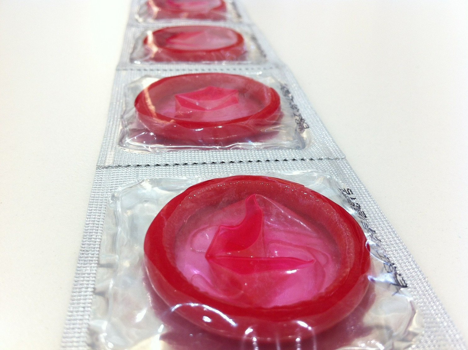 Урогинеколог призвал россиян не бояться цинка в презервативах