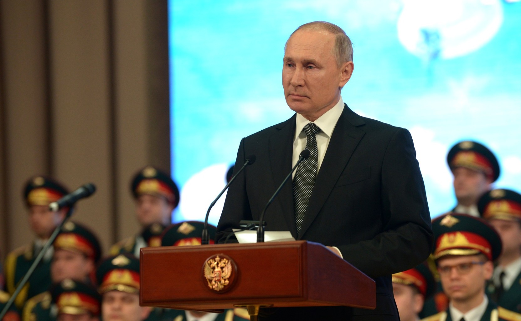 Путин предложил зафиксировать статус русского народа в Конституции