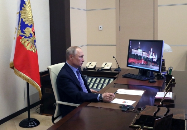 Песков: Путин регулярно проходит тестирование на коронавирус