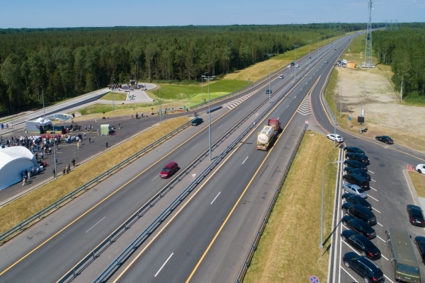 Первые в РФ беспилотные грузовики запустят на трассе М-11 в июне