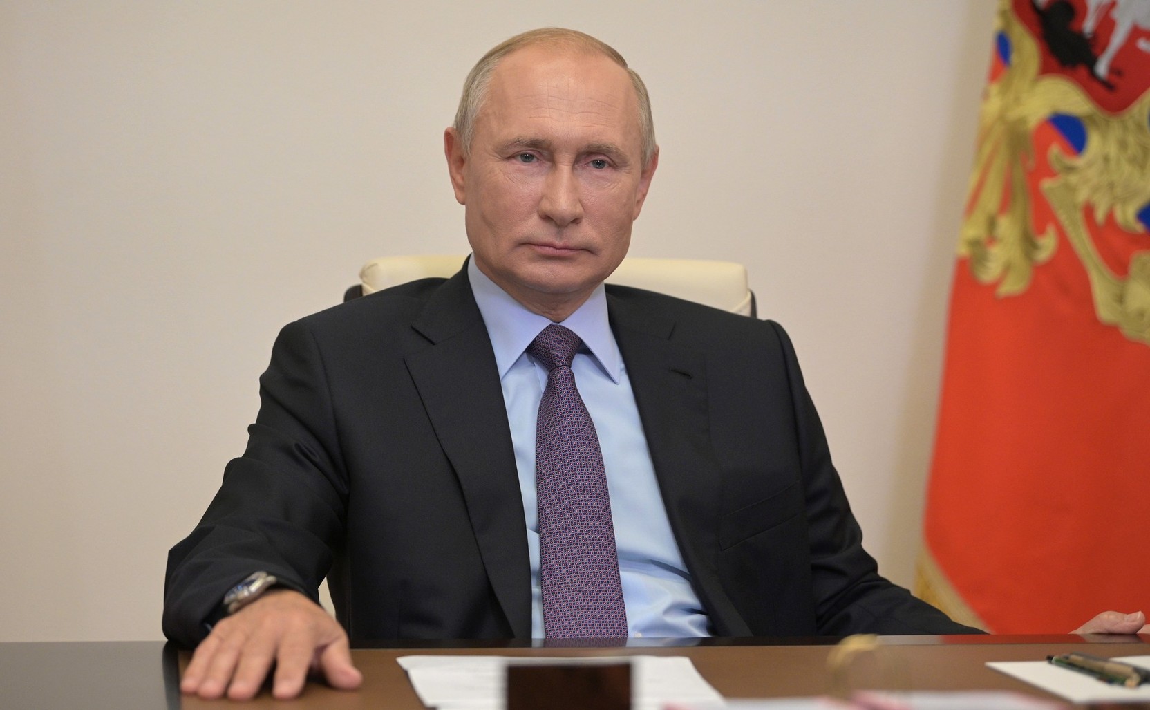 Путин призвал остановить военные действия в Карабахе