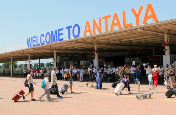 Власти Турции продлили требование справки на COVID-19 у туристов