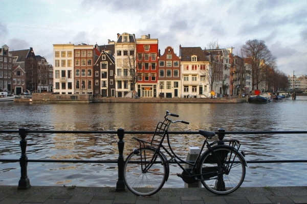 Амстердам временно разместит тысячу беженцев на круизом лайнере