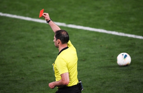 В Португалии впервые в истории футбола была показана белая карточка