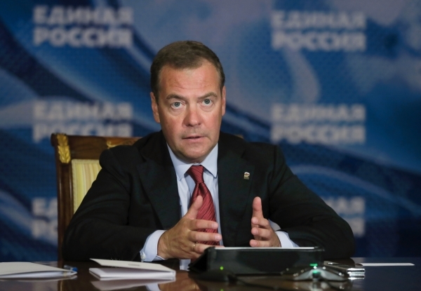 Медведев заявил, что Украина не просуществует и дня без денег Запада и оружия НАТО