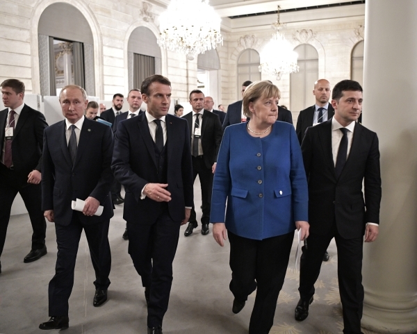 Путин, Меркель  и Макрон провели телефонные переговоры по Донбассу