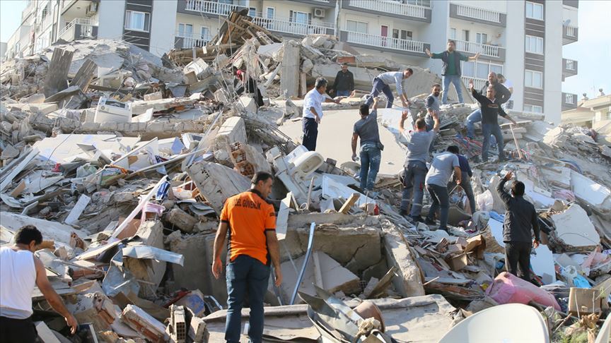 В Турции после землетрясения из-под завалов извлекли 100 человек