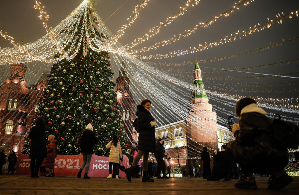 Собянин: в Москве откажутся от массовых новогодних мероприятий