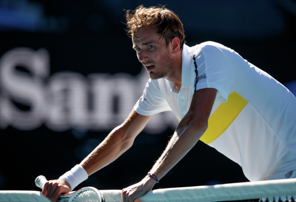 Теннисист Медведев выиграл 18-й матч подряд и вышел в полуфинал турнира в США