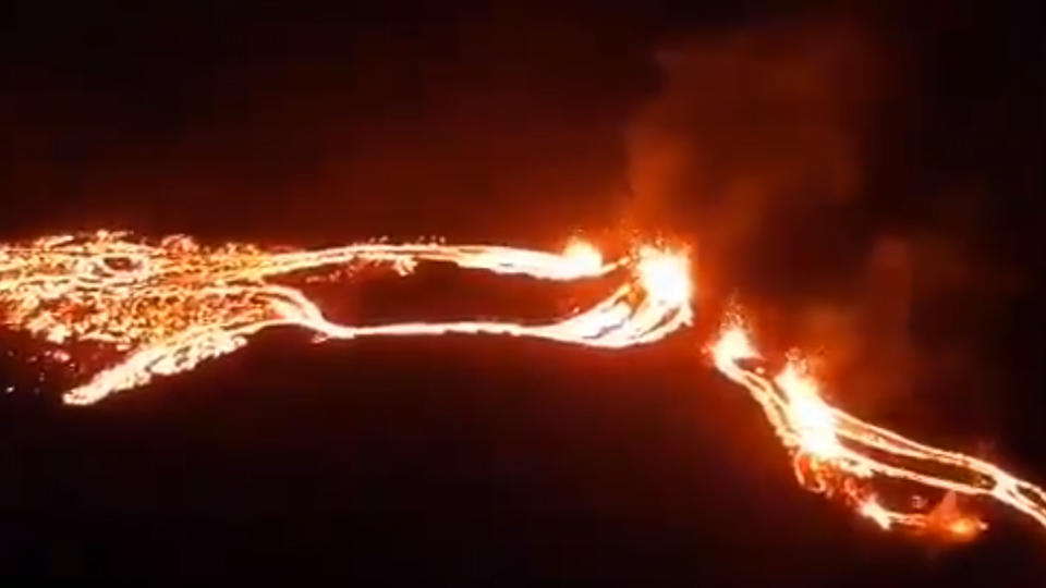 На юге Исландии из-за извержения вулкана загорелись дома