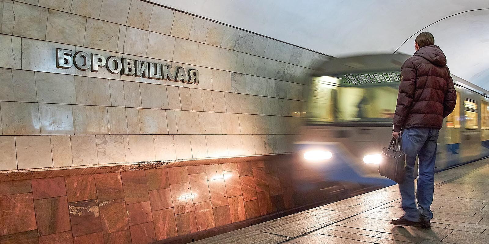 Упавший на рельсы пассажир сбил график движения московского метро
