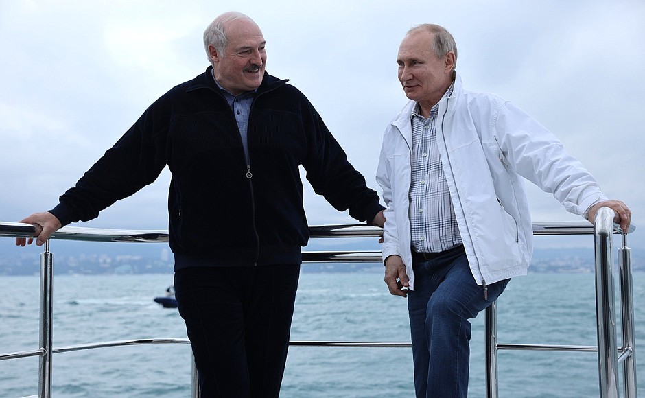 «Делает жесты, но огрызается»: Лукашенко назвали утратившим независимость от Путина